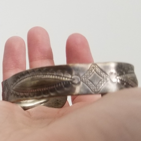 Stunner! vtg unsigned Southwestern cuff bracelet - Picture 9 of 11